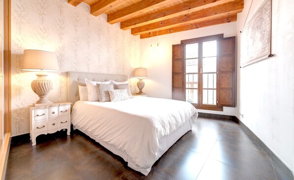 1 chambre, fer et planche à repasser, lit de bébé portatif