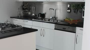 Een koelkast, een microgolfoven, een oven, een kookplaat