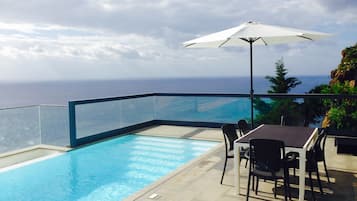 Een verwarmd zwembad