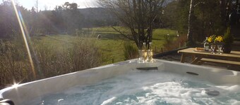Fabulous location, luxury lodge for 8+2 in cots, hot tub, garden, garage, dogs  