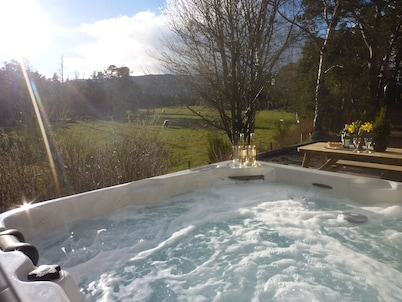 Fabulous location, luxury lodge for 8+2 in cots, hot tub, garden, garage, dogs