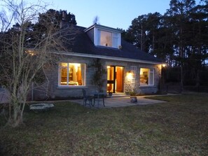 Exterior - Fabulous location, luxury lodge for 8+2 in cots, hot tub, garden, garage, dogs   (Aviemore)