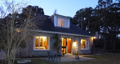 Luxus-Lodge für 8 Personen mit Whirlpool in Waldlage mit Bergblick