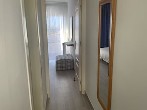 1 dormitori, planxa i posts de planxar, wifi i roba de llit