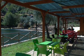 Outdoor dining - Casas da Encosta, Shale Houses, Accommodation in Shale Village - Free Wifi (Sobreira Formosa)