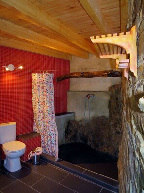 Shower, towels, soap, shampoo - Casas da Encosta, Shale Houses, Accommodation in Shale Village - Free Wifi (Sobreira Formosa)