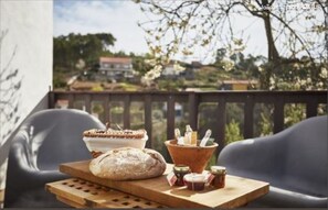 Outdoor dining - Casas da Encosta, Shale Houses, Accommodation in Shale Village - Free Wifi (Sobreira Formosa)
