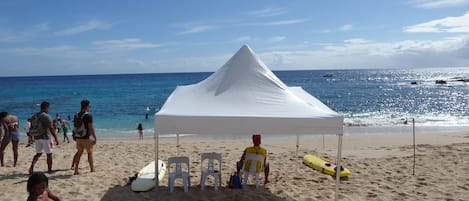 Una spiaggia nelle vicinanze