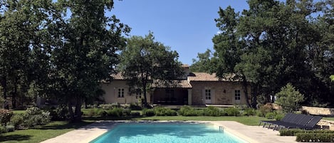 Een buitenzwembad en een verwarmd zwembad