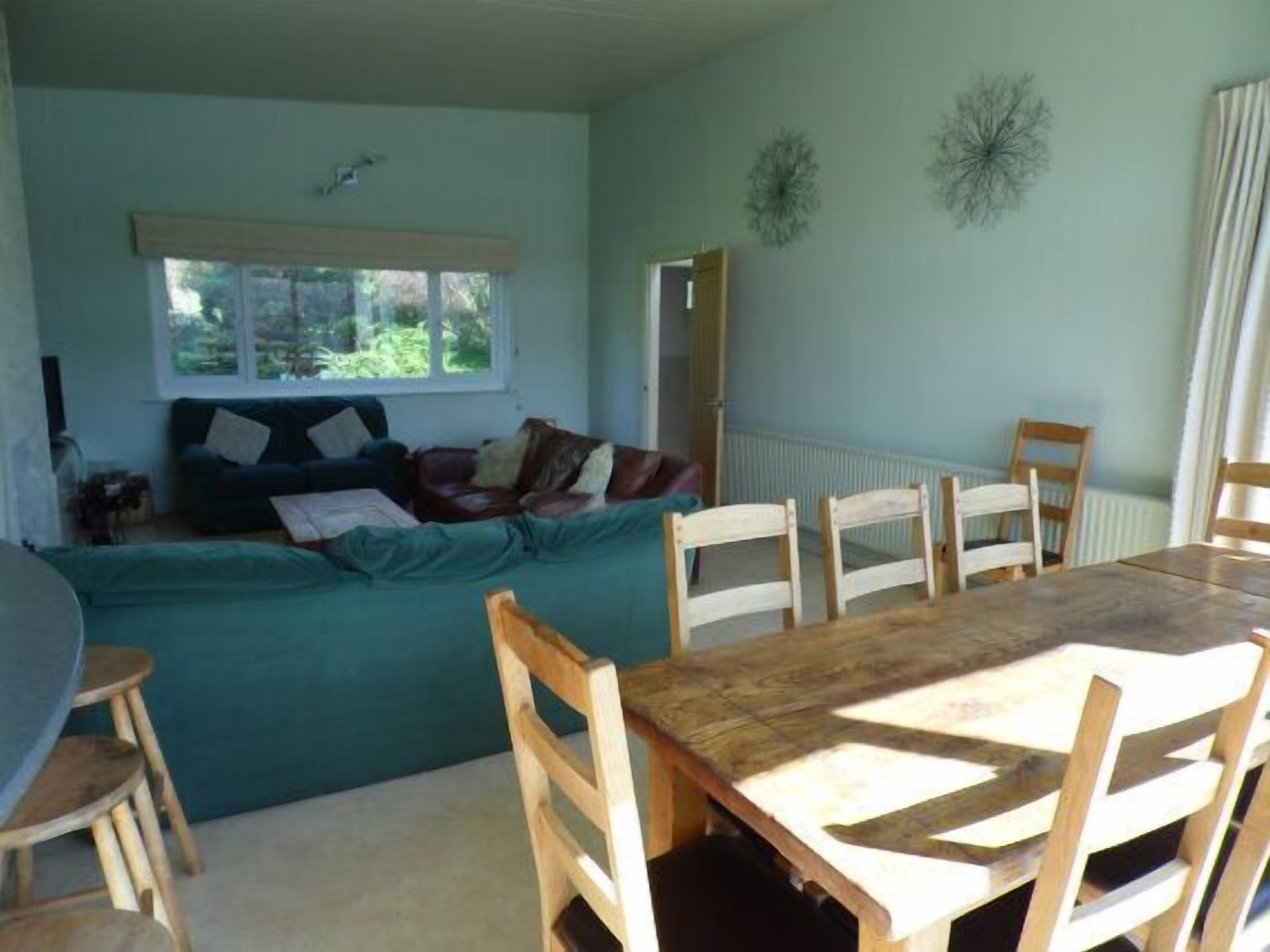 Smart TV, fireplace, DVD player, books