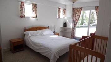 4 bedrooms, iron/ironing board, free WiFi, bed sheets