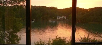 Secluded beachside 4 bed house, family & dog friendly, stunning creek views