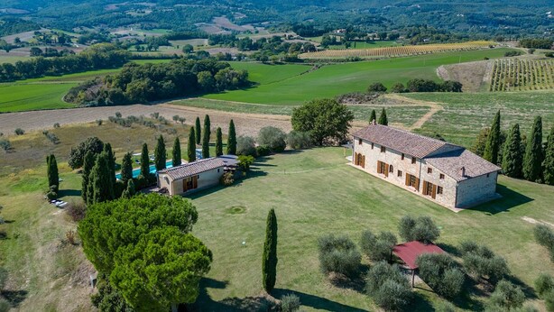 A rural property with a stone house, a swimming pool, and surrounding fields. - Il Poderuccio 17, Emma Villas (Cetona (Siena))