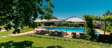 Una piscina al aire libre, una piscina climatizada