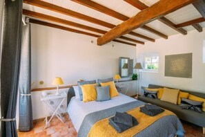 4 habitaciones, escritorio, tabla de planchar con plancha y wifi gratis 