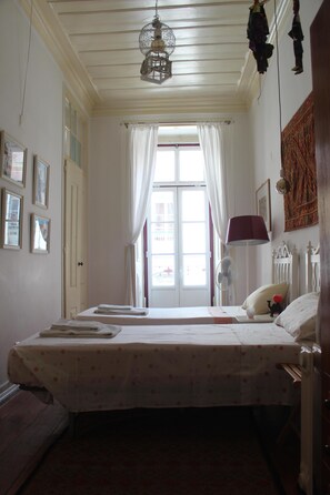 5 chambres, coffres-forts dans les chambres, fer et planche à repasser