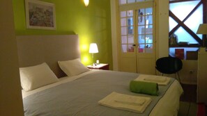 5 chambres, coffres-forts dans les chambres, fer et planche à repasser