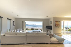 Smart TV, fireplace, music library, stereo