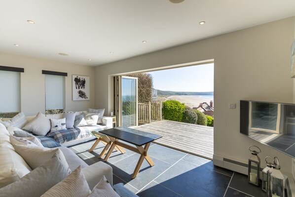 Smart TV, fireplace, music library, stereo