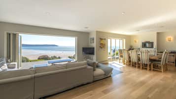 Una Smart TV, una chimenea, una biblioteca de música