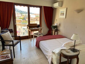 2 bedrooms, in-room safe, desk, iron/ironing board