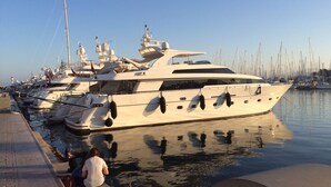 Una marina con varios yates amarrados.