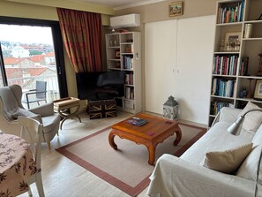 TV connectée, livres, médiathèque