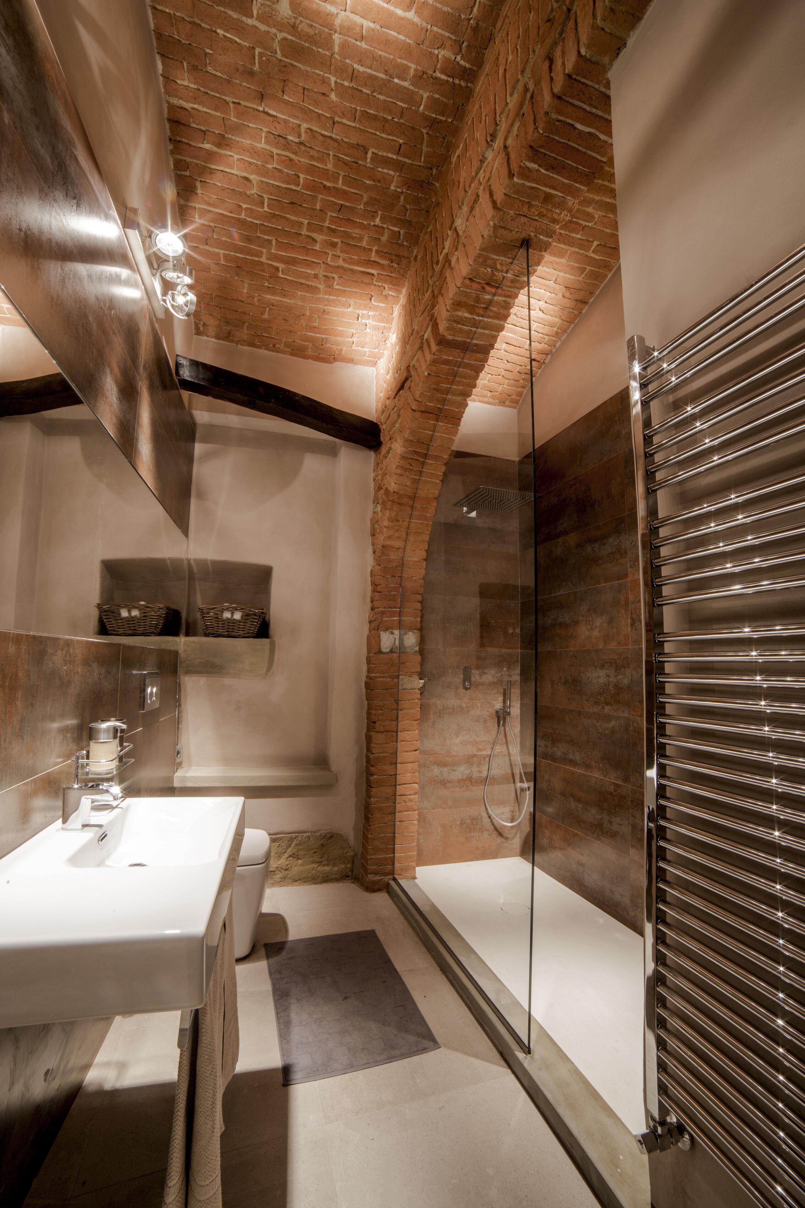 Combined shower/bathtub, hair dryer, bidet, towels