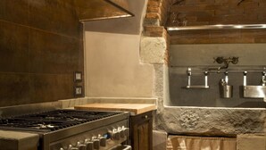 Una cocina con estufa grande, horno y arco de ladrillo.