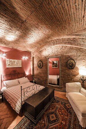 4 habitaciones, caja de seguridad en la habitación y escritorio 