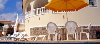 Amazing 3-bed Villa with Private Pool, nr sandy Beach and Golf, Wi-Fi