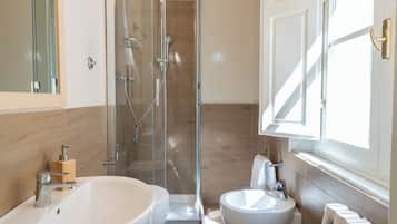 Douche, sĂšche-cheveux, bidet, serviettes fournies