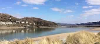 Lovely cottage in Snowdonia, private hot tub, by mountains & award winning beach