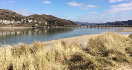 Lovely cottage in Snowdonia, private hot tub, by mountains & award winning beach