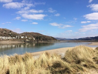 Lovely cottage in Snowdonia, private hot tub, by mountains & award winning beach