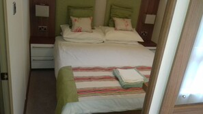 2 bedrooms, iron/ironing board, free WiFi, bed sheets - Chalet with large decking, great views, WIFI included. ATTENTION SKIERS - IDEAL  (Aviemore)