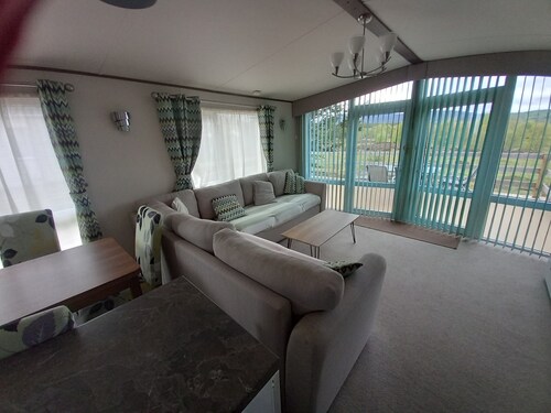 Un chalet modèle 2016 avec bain à remous 'JUNO et de belles vues dégagées.  