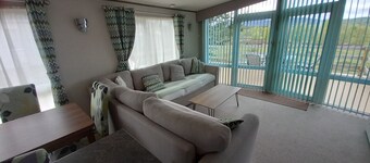 En 2016-hytte med 'JUNO-badestamp og vakker uhindret utsikt.  