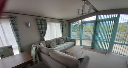 Un chalet modÚle 2016 avec bain à remous 'JUNO et de belles vues dégagées.