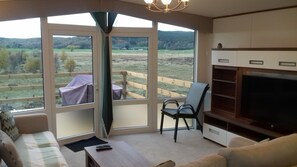 TV, DVD player, books, video library - Chalet with large decking, great views, WIFI included. ATTENTION SKIERS - IDEAL  (Aviemore)