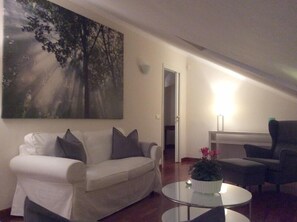 Flat-screen TV, books - Apartment LA MANSARDA (Alba)