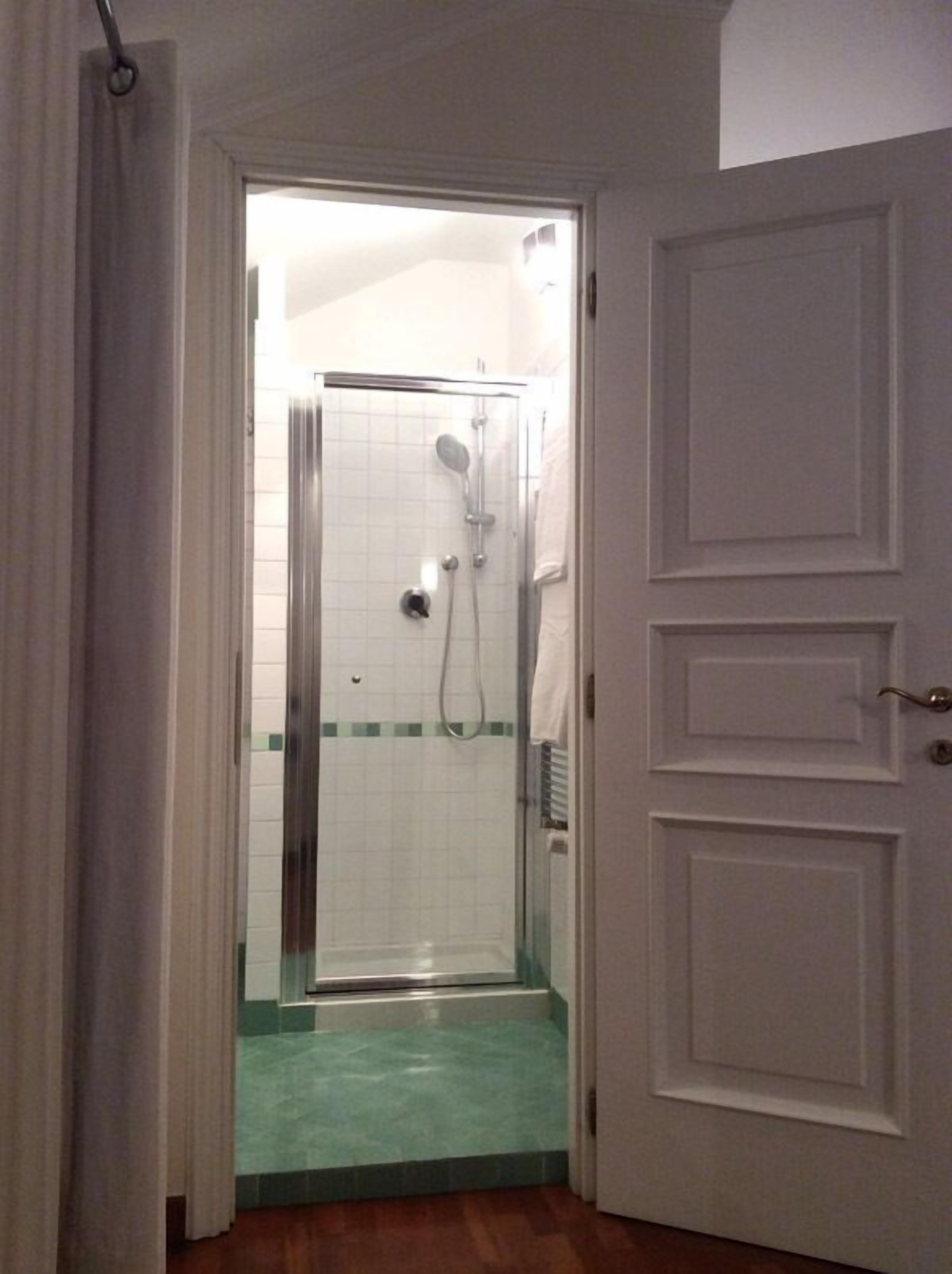 Doccia, vasca idromassaggio, asciugacapelli, bidet