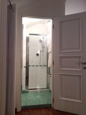 Shower, jetted bath, hair dryer, bidet - Apartment LA MANSARDA (Alba)