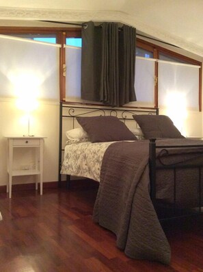 3 bedrooms, desk, iron/ironing board, travel crib - Apartment LA MANSARDA (Alba)