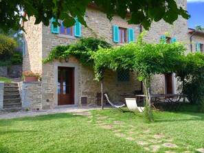 Outdoor dining - Poggio Corsucci.Historic stone house with swimming pool and enchanting view. (Loro Ciuffenna (Province of Arezzo))