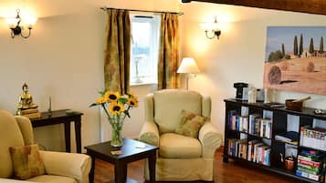 Smart-TV, DVD-Player, Bücher, Stereoanlage
