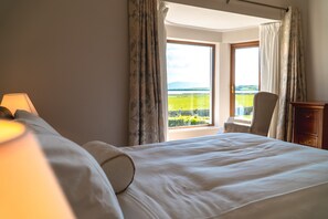 4 bedrooms, desk, iron/ironing board, travel cot - STUNNING 4 bed, 2 bath big, bright farmhouse. Spectacular Sea/Mountain views. (Ballinfull)