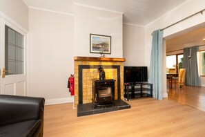 Smart TV, fireplace, books - STUNNING 4 bed, 2 bath big, bright farmhouse. Spectacular Sea/Mountain views.  (Ballinfull)