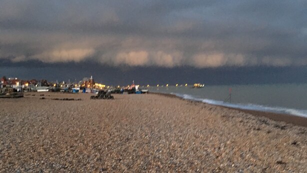 A pebbled beach with a row of buildings in the background. - Goodwin Sands Cottage - 50 meters from the beach  (Deal)