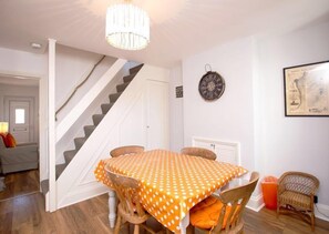 Dining - Goodwin Sands Cottage - 50 meters from the beach (Deal)
